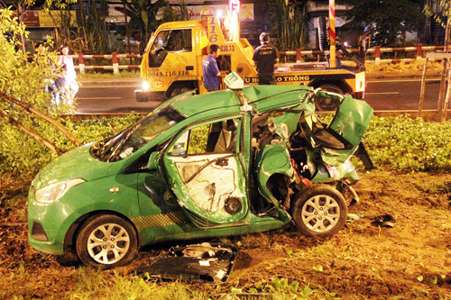 TP.HCM: Hai ô tô văng khỏi đại lộ sau va chạm - 3