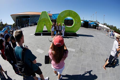 Australian Open 2017: Nóng hừng hực ngày khai màn - 4