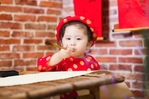 "Bé gái bụng bự" mặc yếm vàng đón xuân đốn tim dân mạng - 7