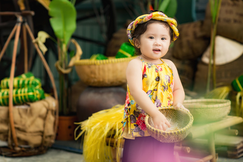 "Bé gái bụng bự" mặc yếm vàng đón xuân đốn tim dân mạng - 5