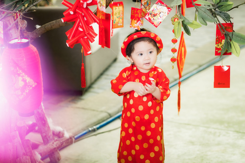 "Bé gái bụng bự" mặc yếm vàng đón xuân đốn tim dân mạng - 8