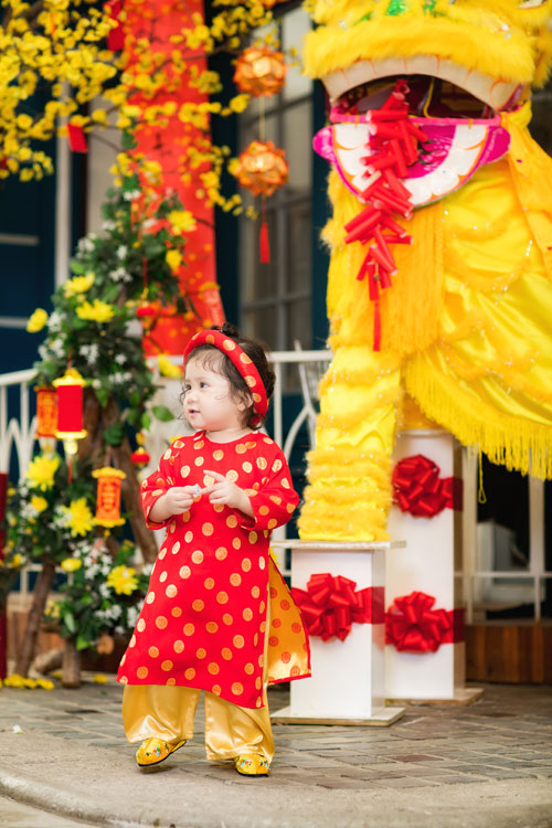 "Bé gái bụng bự" mặc yếm vàng đón xuân đốn tim dân mạng - 11