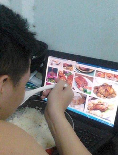 Hài hước những bữa cơm cuối tháng cộp mác sinh viên - 10