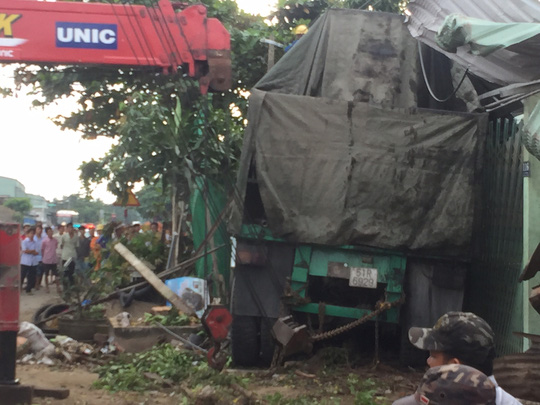 Xe container đâm vào nhà dân, 2 người thiệt mạng - 3