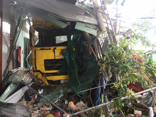 Xe container đâm vào nhà dân, 2 người thiệt mạng - 4