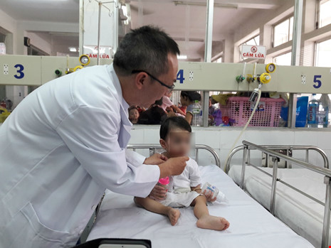 Bé 1 tuổi bị thìa đâm vào họng - 2