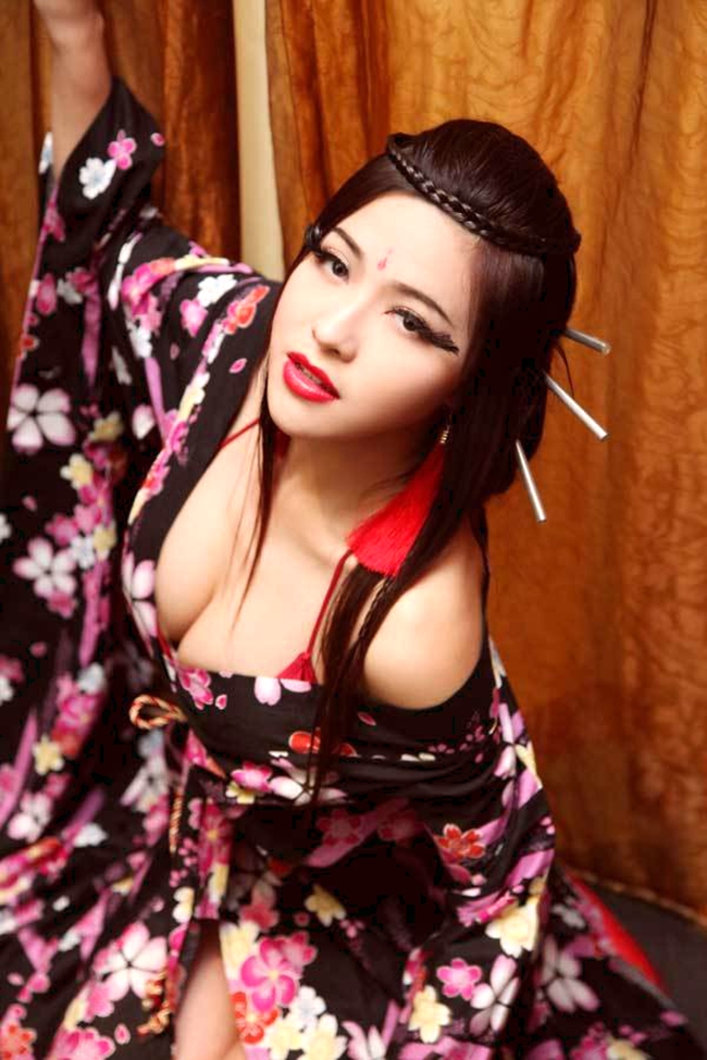 Hot girl thổ dân Trung Quốc là một coser đình đám trong làng game.