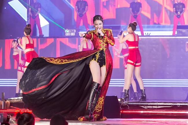Trong đêm đại nhạc hội sân vận động Mỹ Đình tối 15.1 vừa qua, Hoàng Thùy Linh đã "đốt nóng" sân khấu bằng màn trình diễn ấn tượng và độc đáo.