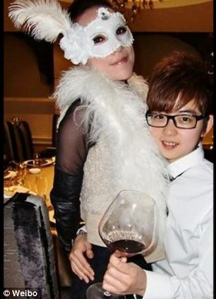 Choáng với sở thích "đốt tiền" của 4 yêu nữ hàng hiệu đình đám - 9