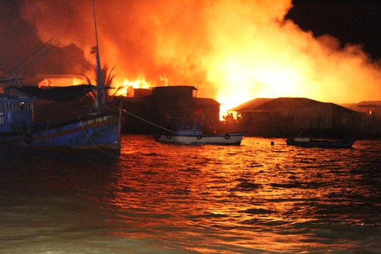 Khánh Hòa: Cháy lớn thiêu rụi hơn 40 căn nhà - 1