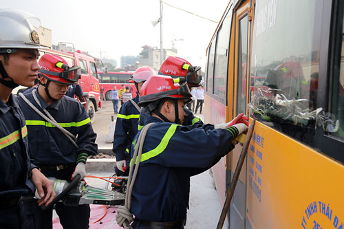 Cảnh sát PCCC phá cửa cứu người trong xe khách bốc cháy - 7