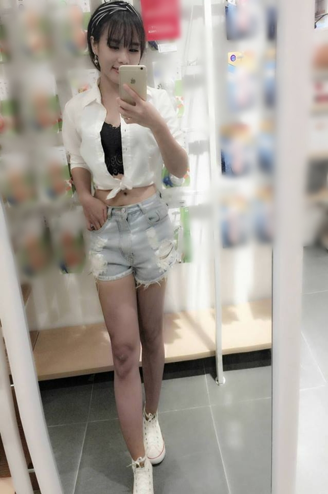 Giống như nhiều cô gái trẻ khác, hot girl xứ Thanh cũng thích chụp ảnh selfie.