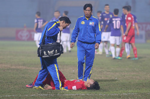 Công Phượng bất lực, nhăn nhó rời sân Hàng Đẫy - 6