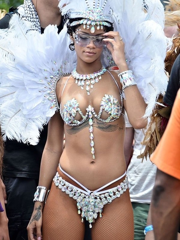 Choáng ngợp loạt bikini siêu sặc sỡ và nóng bỏng của Rihanna - 1