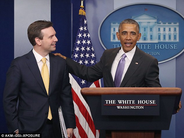 Nhân viên Nhà Trắng ôm Obama lần cuối từ biệt - 1
