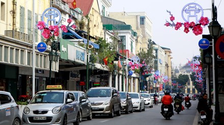 Hà Nội trang trí đường phố đón Tết: Hạn chế lòe loẹt - 1