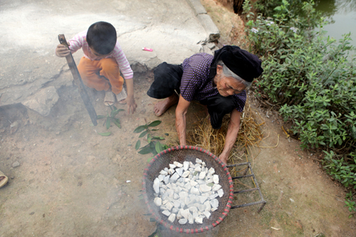 Gặp lại cặp vợ chồng già ăn “bánh đất”, “bánh ngói” ở Vĩnh Phúc - 12