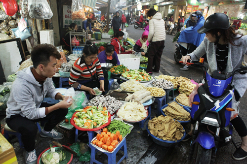 Người Hà Nội sắm gì ở &#34;chợ nhà giàu&#34; ngày ông Công ông Táo? - 8