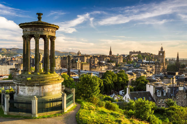 Điểm đến đầu tiên là thủ đô Edinburgh, nơi được ca ngợi là thủ đô đẹp nhất châu Âu. Lâu đài Edinburgh được xây dựng từ thế kỷ 12 với kiến trúc cổ điển và độc đáo là điểm nhấn nổi bật nhất của cảnh quan toàn thành phố.