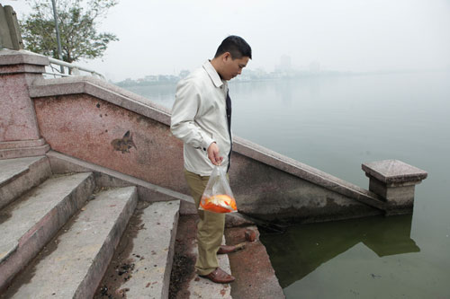 Người Hà Nội tiễn ông Táo về trời sớm trong giá rét, sương mù - 5