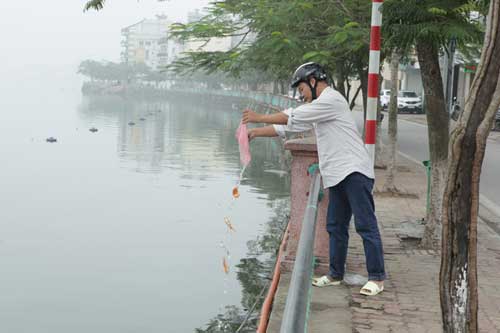 Người Hà Nội tiễn ông Táo về trời sớm trong giá rét, sương mù - 13