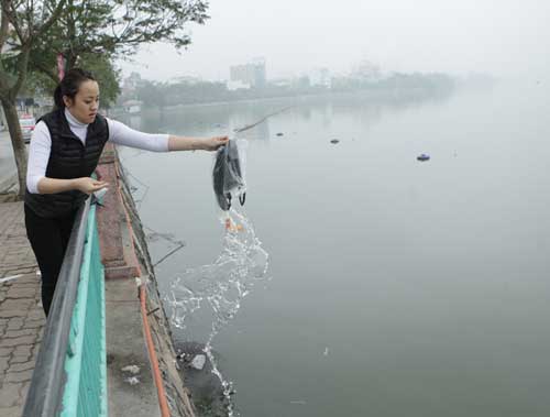 Người Hà Nội tiễn ông Táo về trời sớm trong giá rét, sương mù - 14