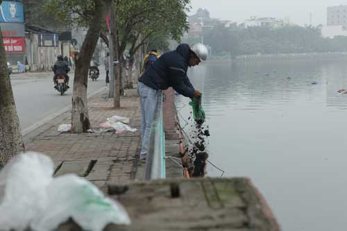 Người Hà Nội tiễn ông Táo về trời sớm trong giá rét, sương mù - 15