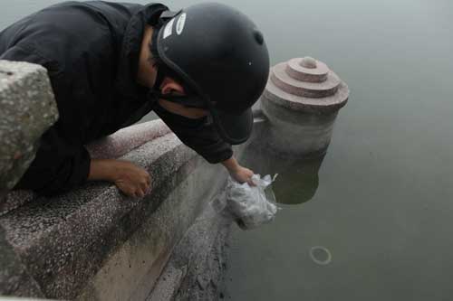 Người Hà Nội tiễn ông Táo về trời sớm trong giá rét, sương mù - 16