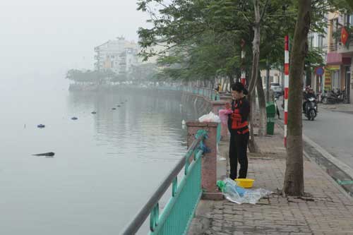 Người Hà Nội tiễn ông Táo về trời sớm trong giá rét, sương mù - 17