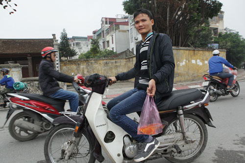 Người Hà Nội tiễn ông Táo về trời sớm trong giá rét, sương mù - 2