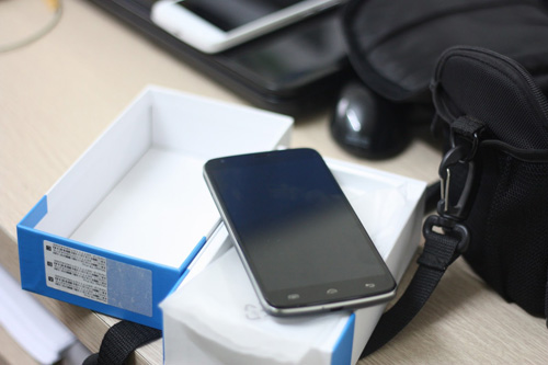 Chen nhau mua smartphone DCO T6 pin khỏe, bộ nhớ 32GB - 1