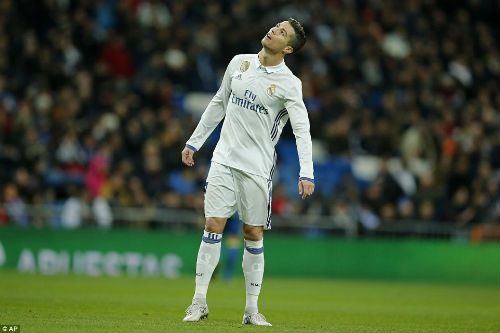 Real, Ronaldo cáu bẳn ăn vạ: Quả bóng Vàng xấu xí - 1