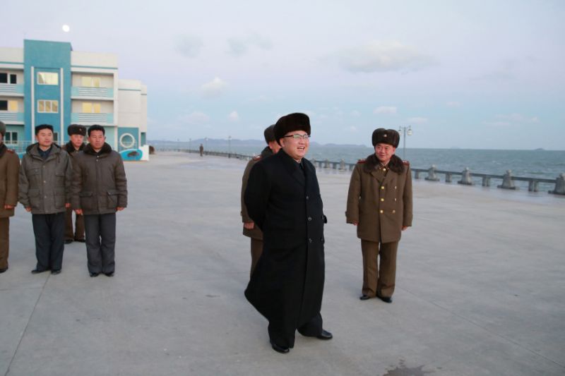 Kim Jong-un quá béo nên không thể đi bình thường? - 1