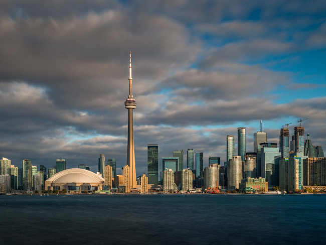 Toronto là thành phố lớn nhất Canada với dân số khoảng 2.6 triệu người. Nơi đây sở hữu nhiều nhà hàng đẳng cấp thế giới, bảo tàng, trường đại học nổi tiếng và các khu phố mang đậm dấu ấn lịch sử.
