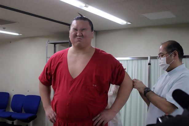 Võ sĩ sumo Nhật Bản nhăn nhó, khóc tu tu khi tiêm phòng cúm - 1