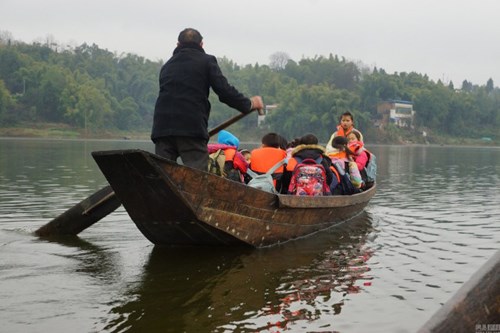 Thầy giáo 10 năm lái đò miễn phí đưa học sinh đến trường - 5