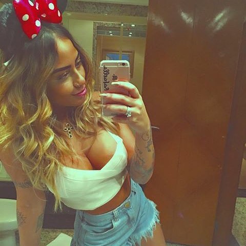 Sắc vóc quá gợi tình của em gái tiền đạo Neymar - 2