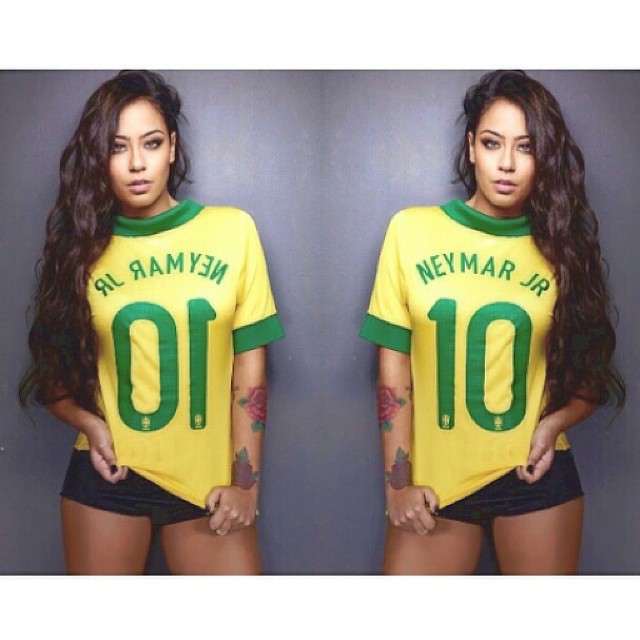 Sắc vóc quá gợi tình của em gái tiền đạo Neymar - 1