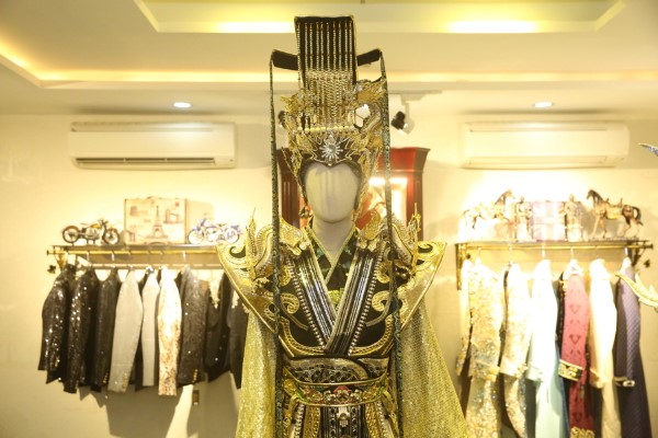 Ngắm gần Hoài Linh gầy gò diện phục trang táo quân nặng hơn 10kg - 1