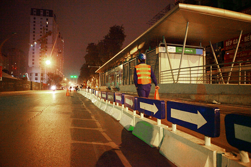 HN: Lắp dải phân cách cứng tuyến buýt BRT trong đêm - 1