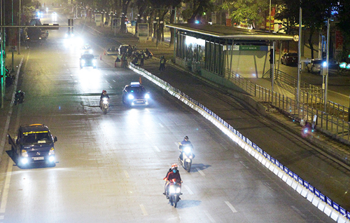 HN: Lắp dải phân cách cứng tuyến buýt BRT trong đêm - 7