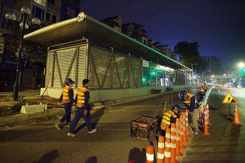 HN: Lắp dải phân cách cứng tuyến buýt BRT trong đêm - 4