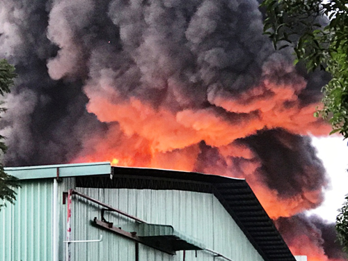Cháy cực lớn, biển lửa bao trùm kho xưởng ở Sài Gòn - 1