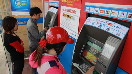 Cận Tết, lo ATM hết tiền, giao dịch online nghẽn - 1