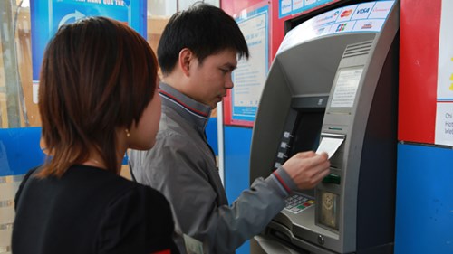 Cận Tết, lo ATM hết tiền, giao dịch online nghẽn - 2