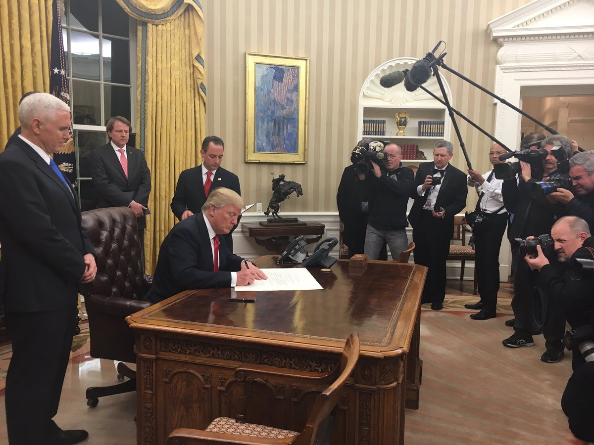 Trump ký sắc lệnh, bắt đầu huỷ di sản tâm đắc của Obama - 1