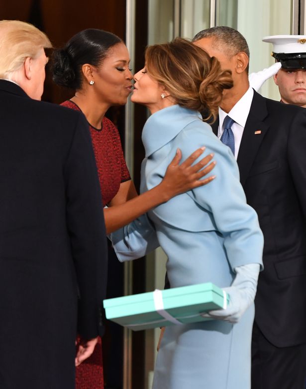 Vợ Obama lúng túng khi nhận quà từ Đệ nhất phu nhân Mỹ - 1