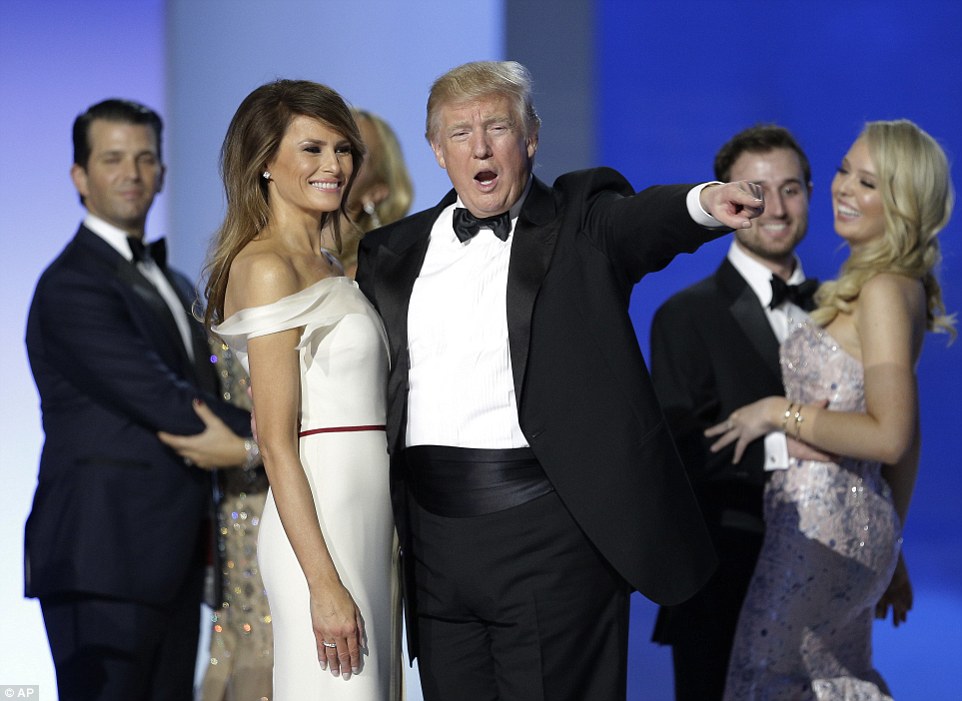 Vợ chồng Tổng thống Mỹ Trump tình tứ trong tiệc khiêu vũ - 1
