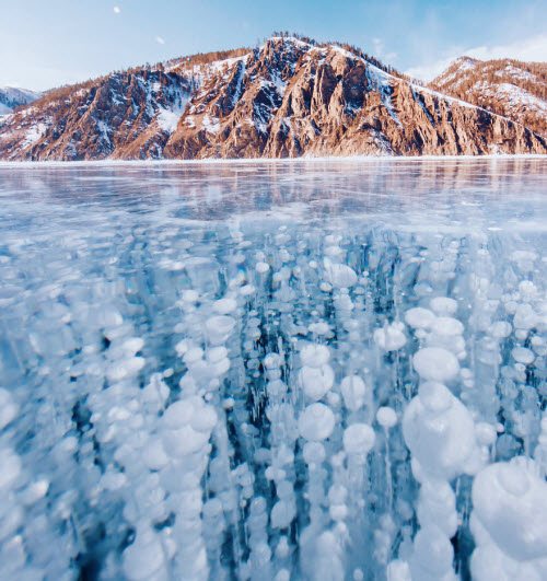 Dạo chơi trên mặt băng giữa hồ sâu nhất thế giới - 1