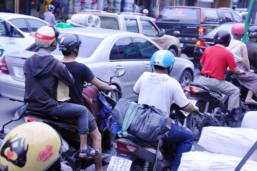 Người dân ùn ùn về quê đón Tết, cửa ngõ SG kẹt cứng - 3